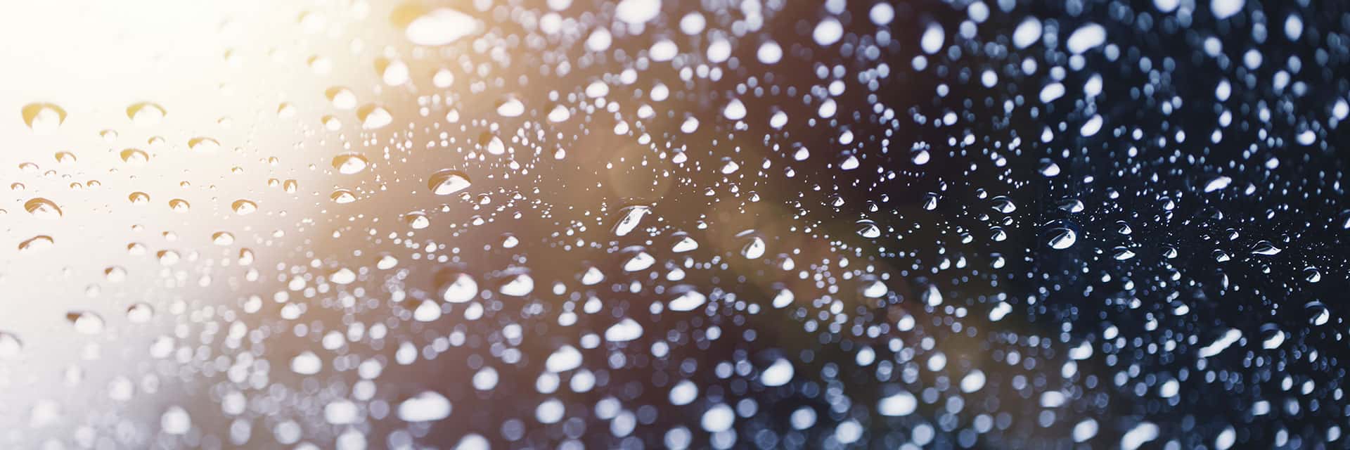 フロントガラスについた水滴のイメージ
